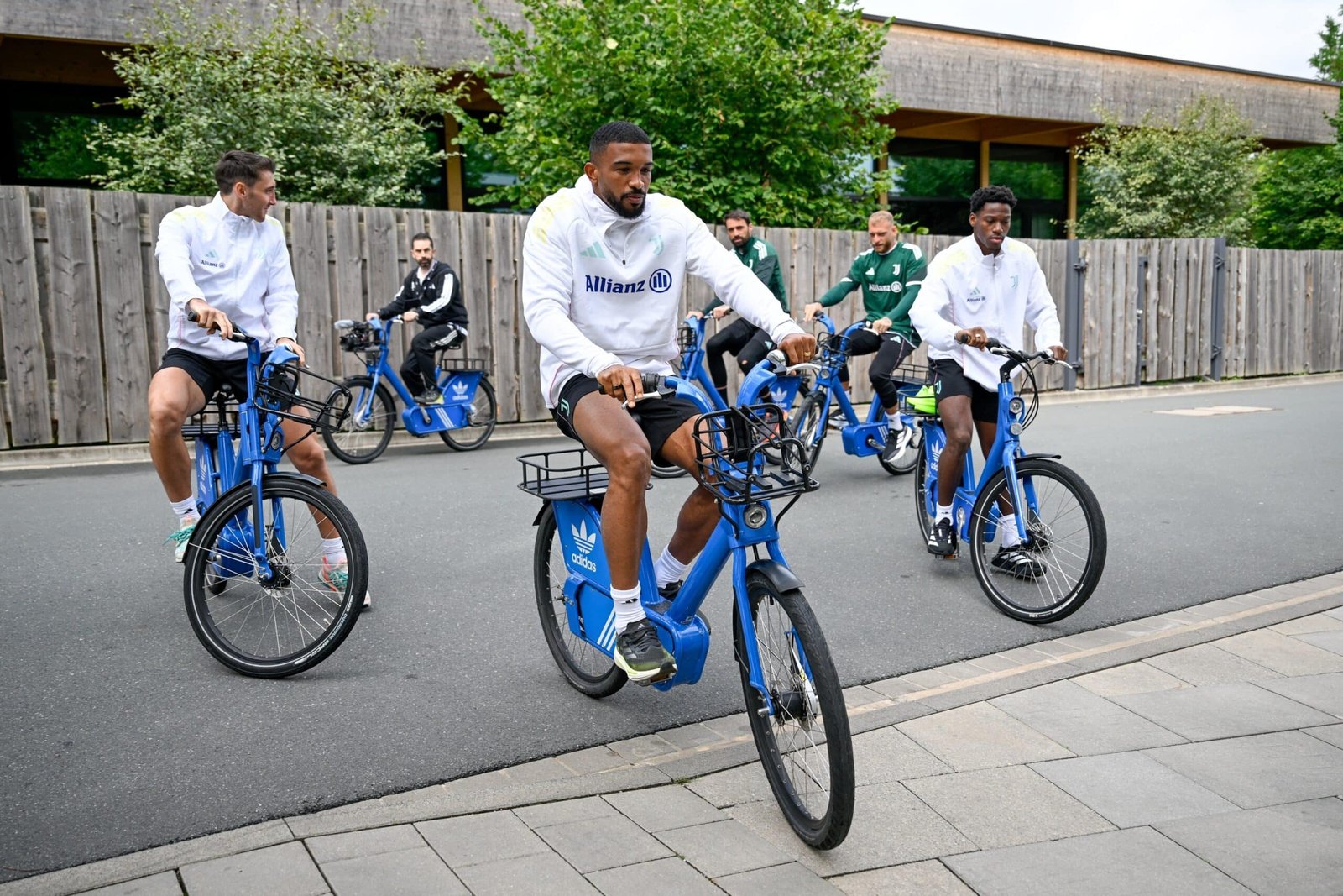 Ο Bremer ποδηλάτης στο προπονητικό κέντρο.