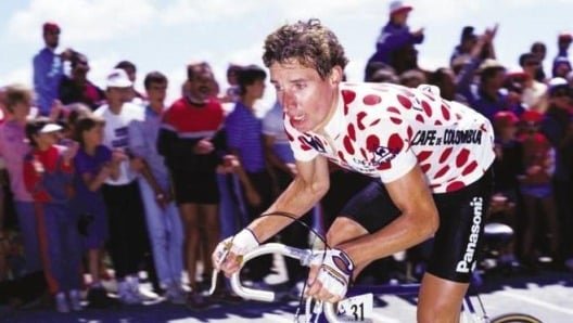 Robert Millar, a legjobb hegyi kerékpárosnak járó pöttyös trikóban mászik fel a Col du Galibierre a 1986-os Touron. Getty Images