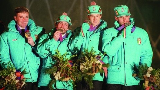 Marco Albarello, Maurilio de Zolt, Silvio Fauner og Girgio Vanzetta med guldmedaljen i 4x10 km stafet