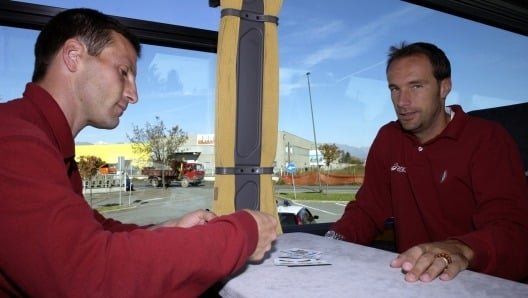 Maspero joacă cărți cu Garzya în autobuz