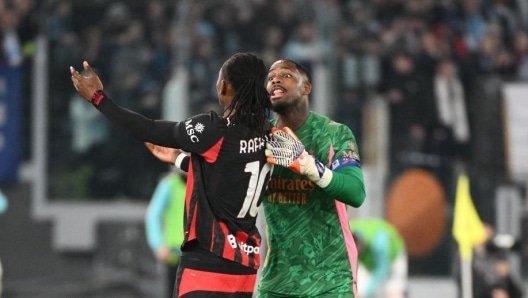 Σκηνές από το Λάτσιο-Μίλαν: Ο Μαϊνιάν προσπαθεί να ηρεμήσει τον Λεάο, που είναι νευρικός λόγω της αλλαγής