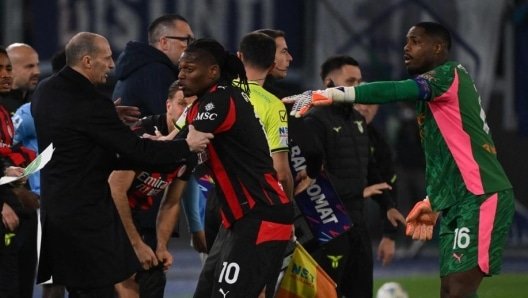 Ο Ράφα λίγο μετά ξεσπάει στον Αλέγκρι, ο οποίος τον αγκαλιάζει