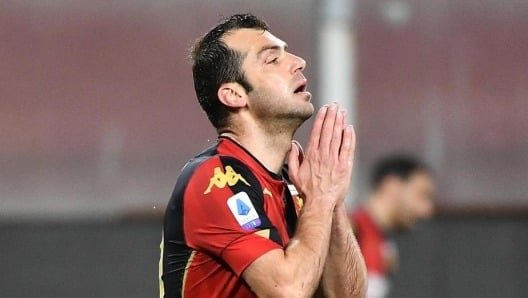 Goran Pandev in a Genoa jersey