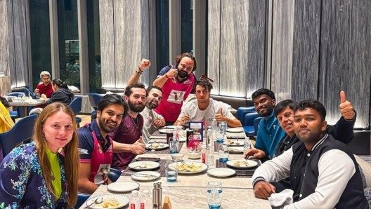 Darderi cenando con el equipo del campeonato indio