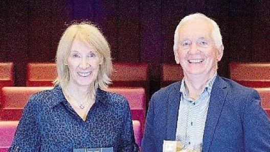 Η Pippa York με τον David Walsh, με τον οποίο έγραψε το βιβλίο «The Escape», που κέρδισε το βραβείο αθλητικού τίτλου της χρονιάς