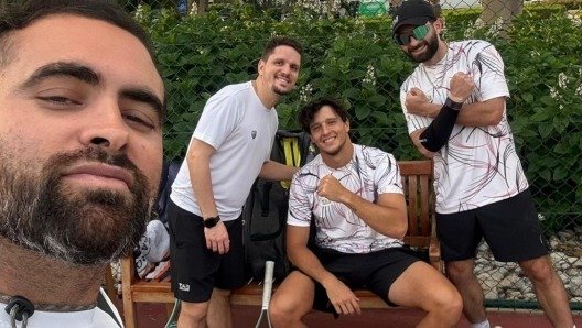 Darderi con los miembros del equipo: Basile, Berruezo y Marini