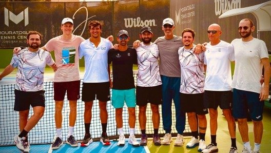 Luciano Darderi y Jannik Sinner en Dubái, con sus respectivos equipos